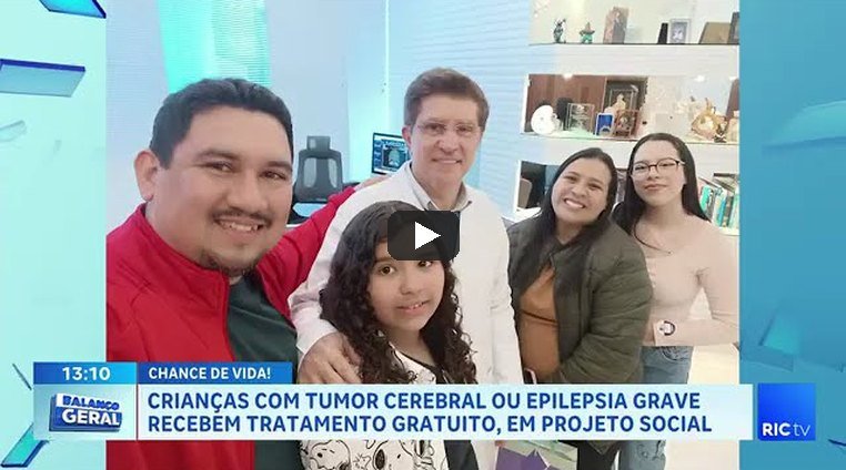 Dr. Murilo Meneses com família de paciente na reportagem do Balanço Geral (RIC TV) sobre tratamento gratuito para crianças com tumor cerebral ou epilepsia