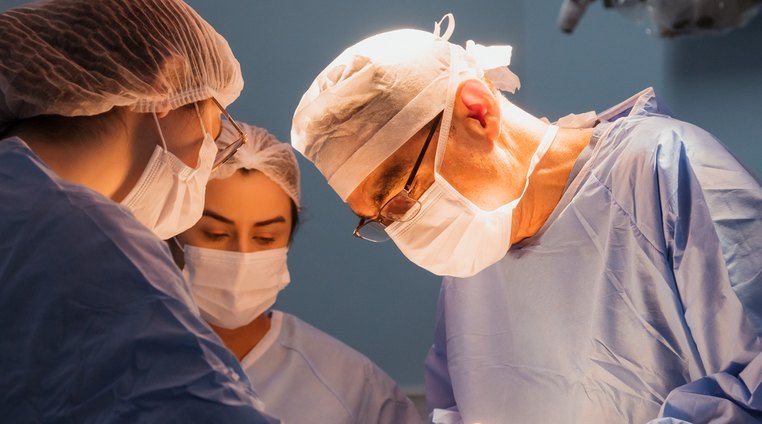 Cirurgia no Hospital INC – imagem de divulgação da notícia do Portal CRM-PR sobre o Simpósio de Epilepsia 2026